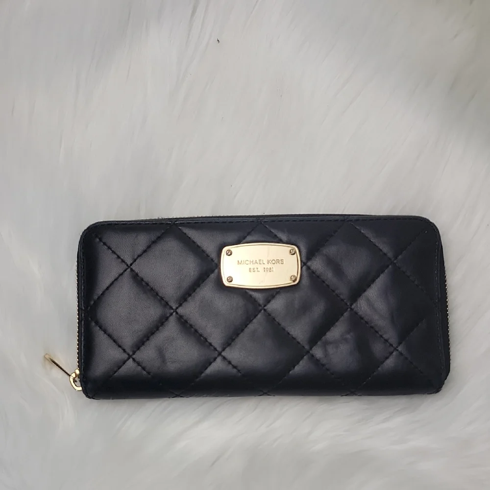 MICHAEL‎ KORS Hamilton Black Quilted Leather Gold Tone Logo Zip Around Wallet